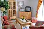 Wohnzimmer mit TV und Couch